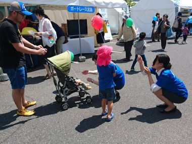 「応援ひろば　さくらビレッジ」ブースの様子：ご来場のお子様へ風船の配布も行いました。