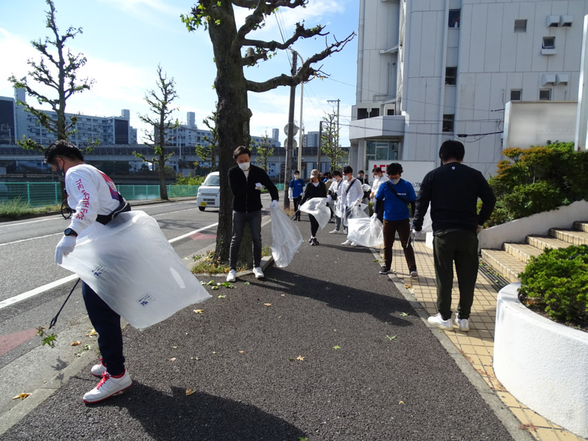 良和ハウスの社員で、本社事務所周辺から祇園新橋、平和公園までごみ拾いを実施いたしました。