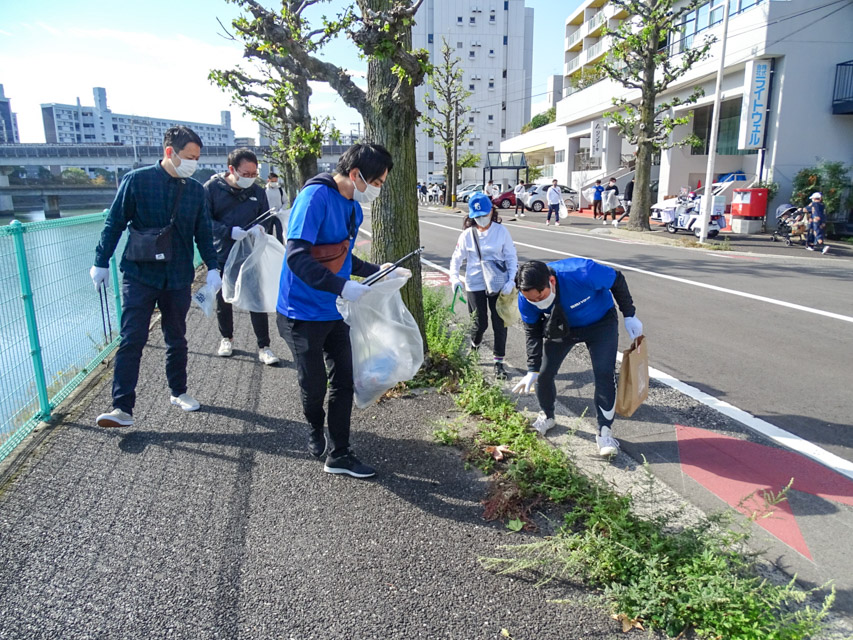 良和ハウスの社員で、本社事務所周辺から祇園新橋、平和公園までごみ拾いを実施いたしました。