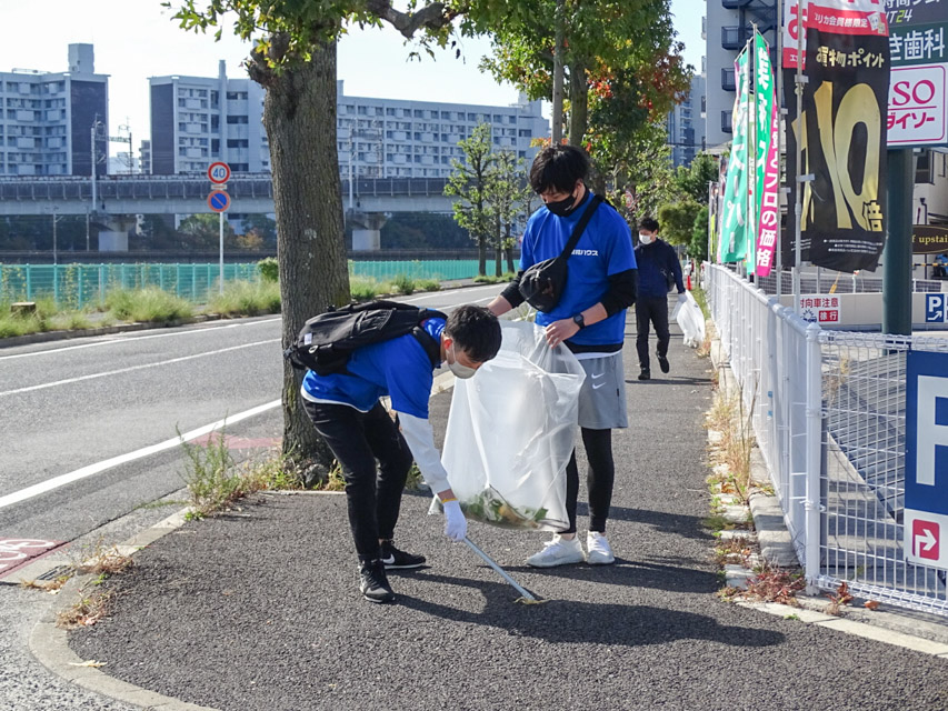 良和ハウスの社員で、本社事務所周辺から祇園新橋、平和公園までごみ拾いを実施いたしました。