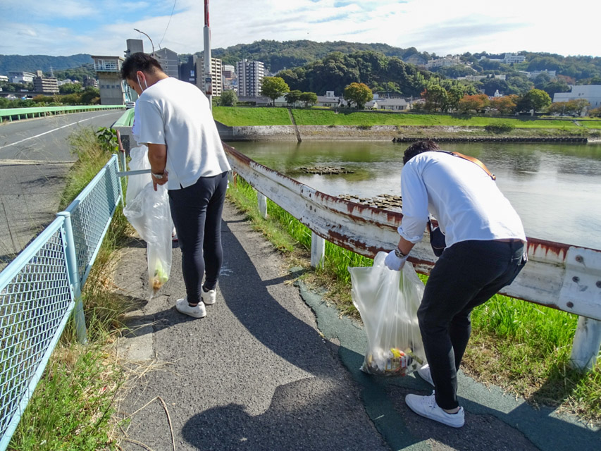 良和ハウスの社員で、本社事務所周辺から祇園新橋、平和公園までごみ拾いを実施いたしました。