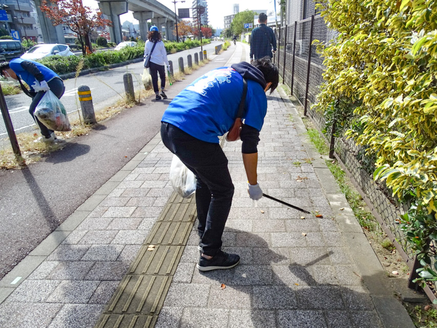 良和ハウスの社員で、本社事務所周辺から祇園新橋、平和公園までごみ拾いを実施いたしました。