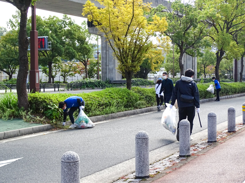 良和ハウスの社員で、本社事務所周辺から祇園新橋、平和公園までごみ拾いを実施いたしました。