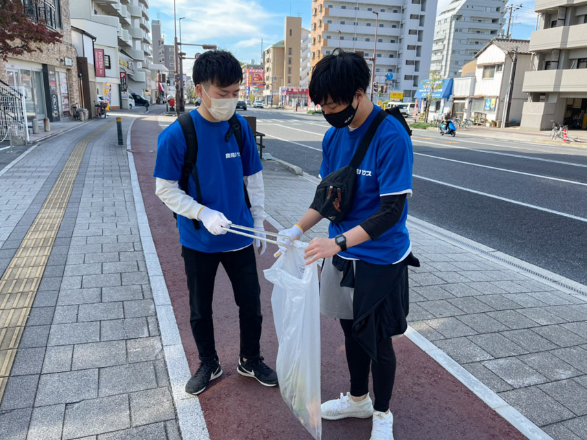 良和ハウスの社員で、本社事務所周辺から祇園新橋、平和公園までごみ拾いを実施いたしました。