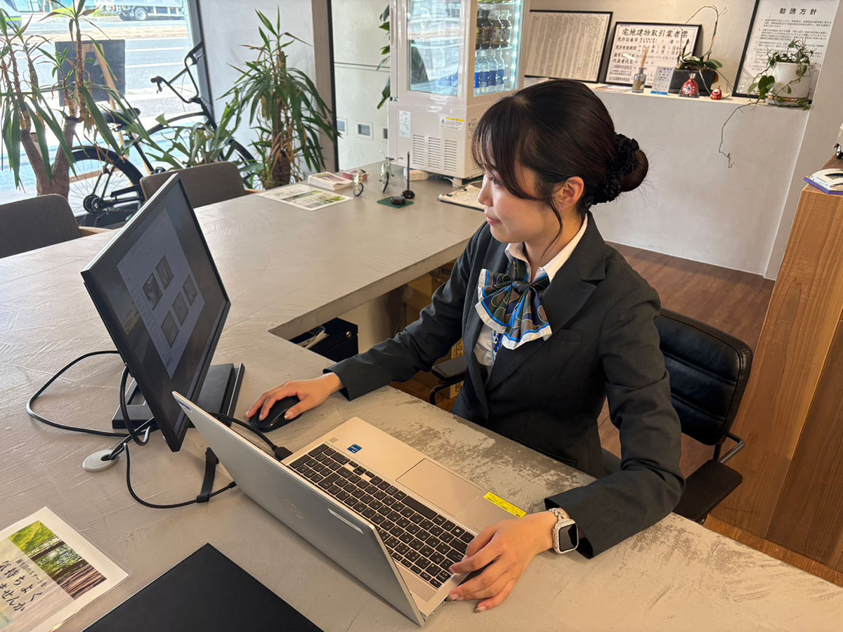 お客様の理想をヒアリングし、ご提案からご契約までをサポート。物件撮影や街の情報収集、事務作業まで幅広く担当しています。