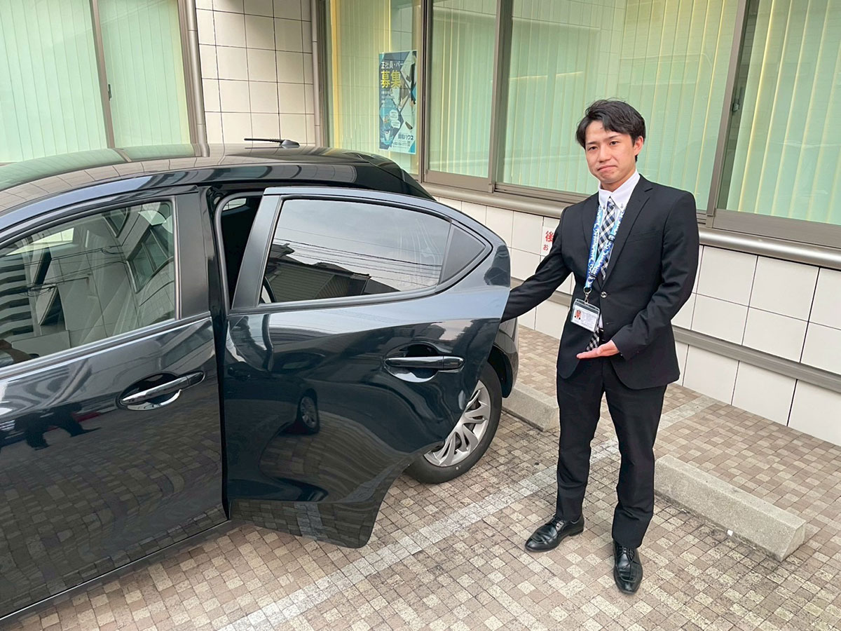 お客様のご要望を丁寧に伺い、最適なお部屋をご提案。先輩の案内に同行しながら日々経験を積んでいます。