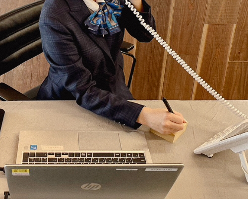店舗で電話応対するイメージ画像