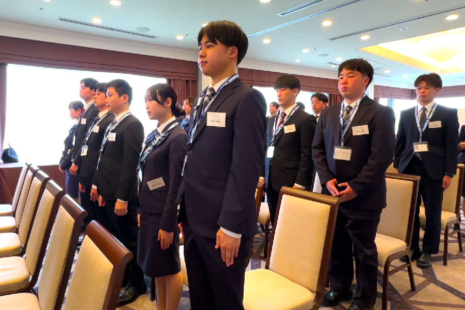 新入社員が起立している様子