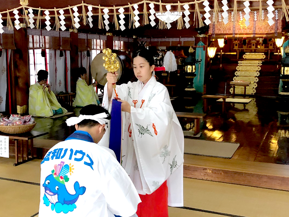 法被姿で祈祷を受ける社長