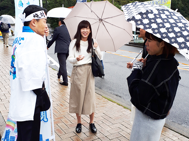 あいにくの雨のなか、受験生を激励！