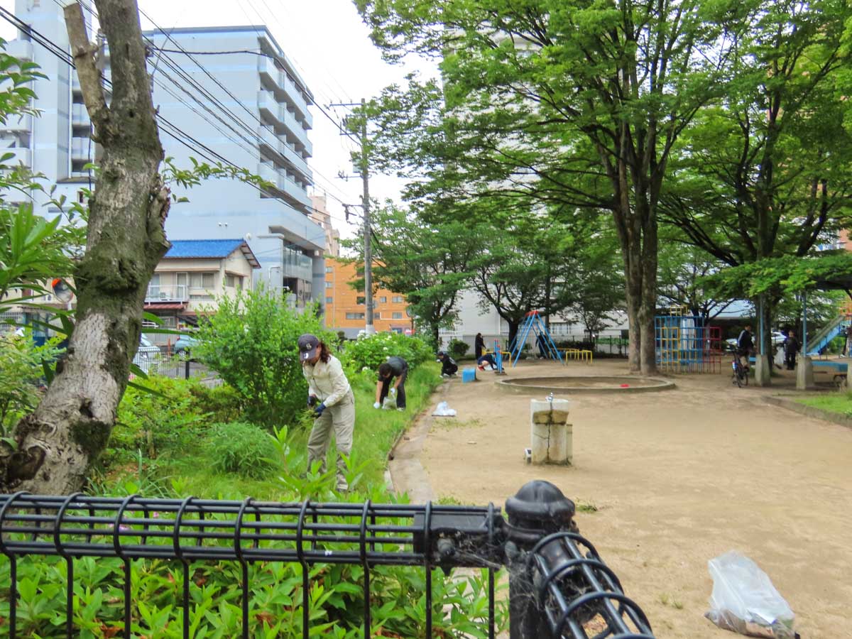 良和ハウスの新入社員で、本社事務所周辺のごみ拾いを実施いたしました。