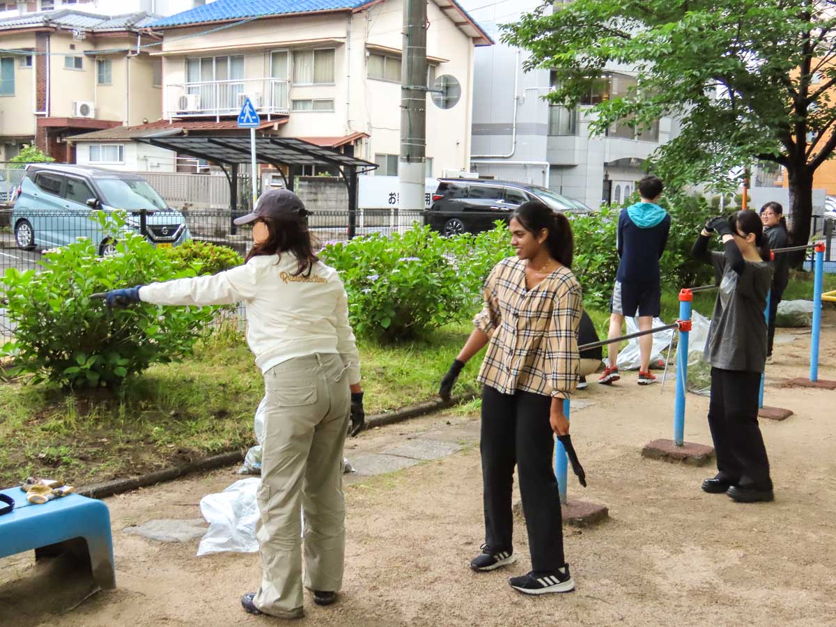 良和ハウスの新入社員で、本社事務所周辺のごみ拾いを実施いたしました。