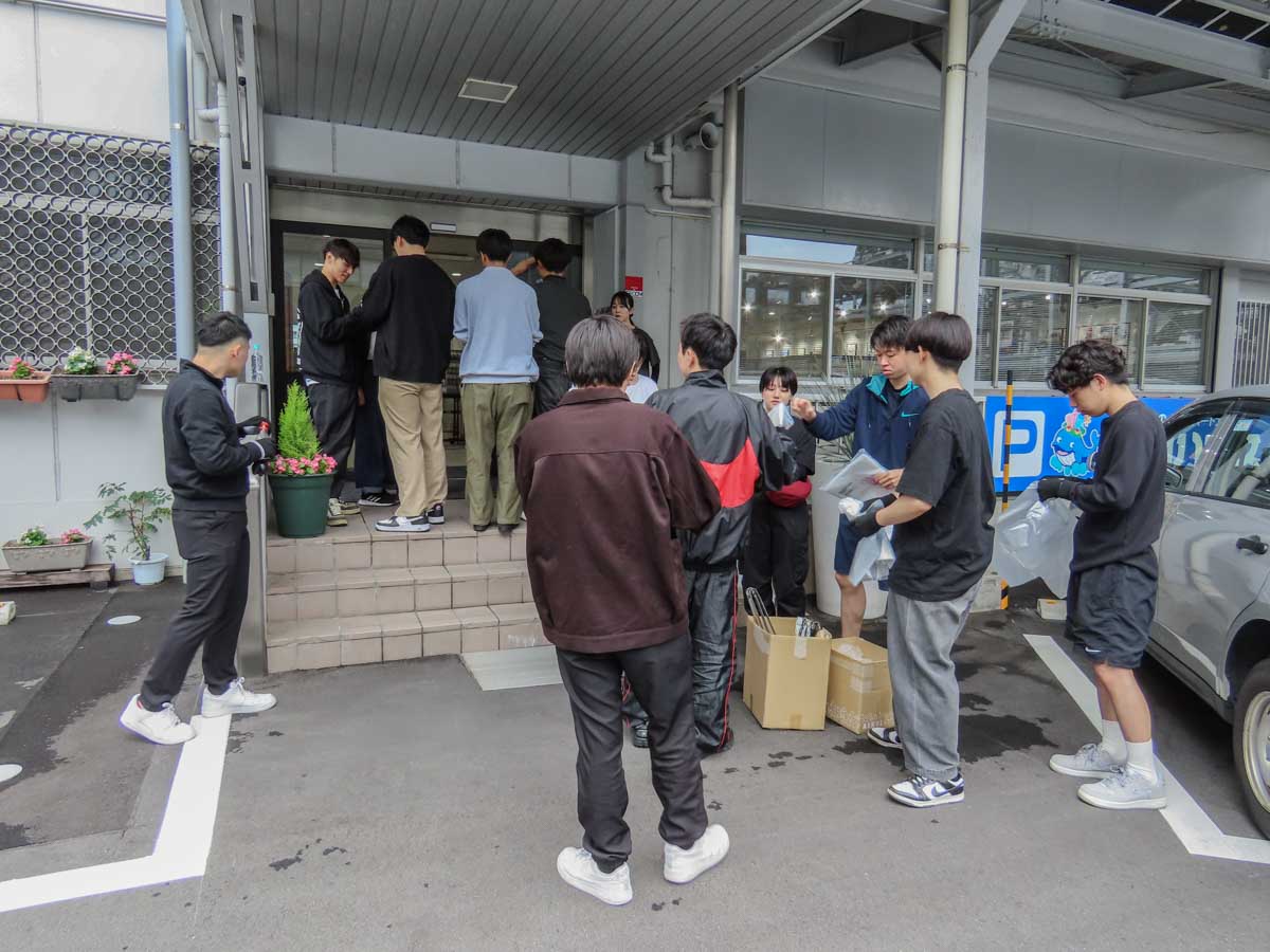 良和ハウスの新入社員で、本社事務所周辺のごみ拾いを実施いたしました。