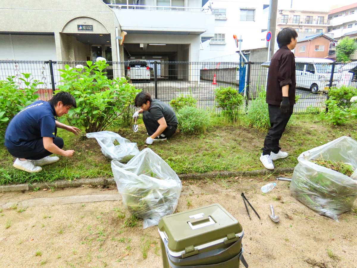 良和ハウスの新入社員で、本社事務所周辺のごみ拾いを実施いたしました。