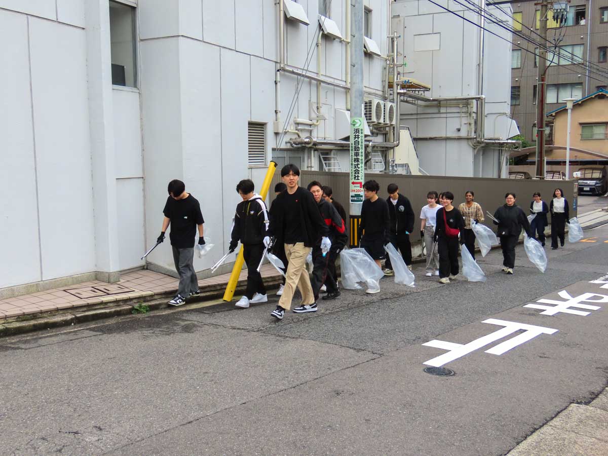 良和ハウスの新入社員で、本社事務所周辺のごみ拾いを実施いたしました。