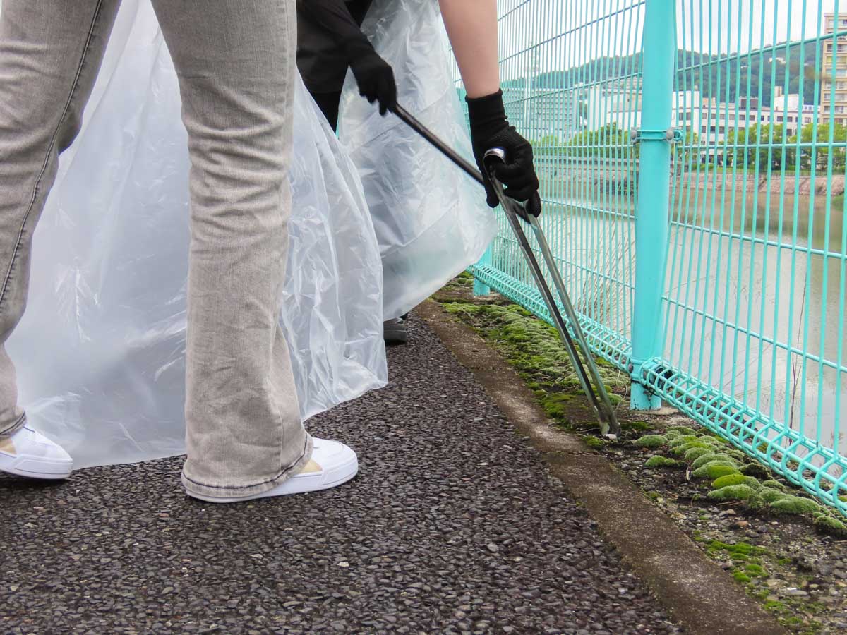 良和ハウスの新入社員で、本社事務所周辺のごみ拾いを実施いたしました。
