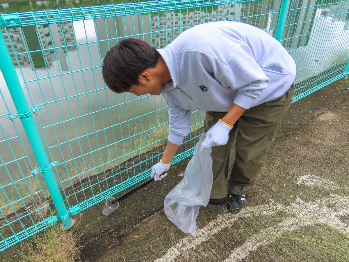 良和ハウスの新入社員で、本社事務所周辺のごみ拾いを実施いたしました。