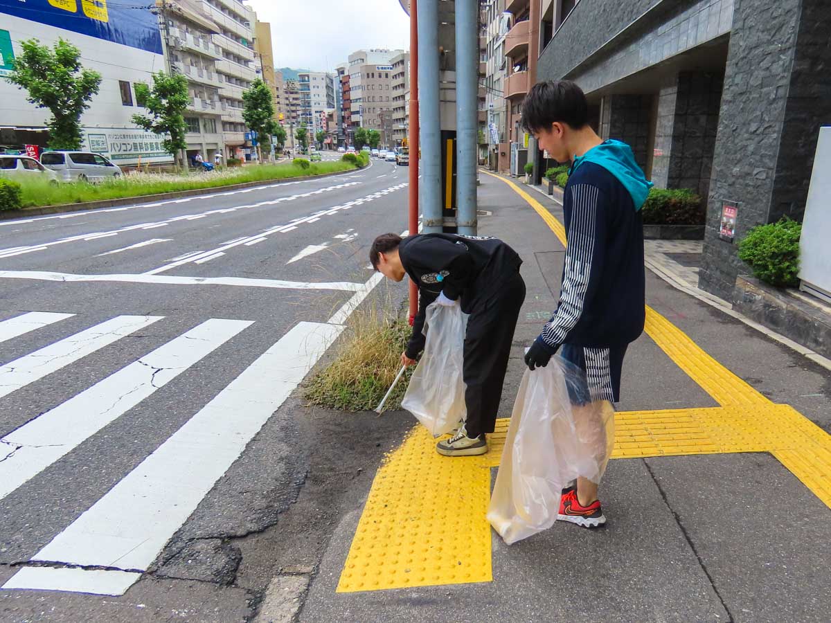 良和ハウスの新入社員で、本社事務所周辺のごみ拾いを実施いたしました。